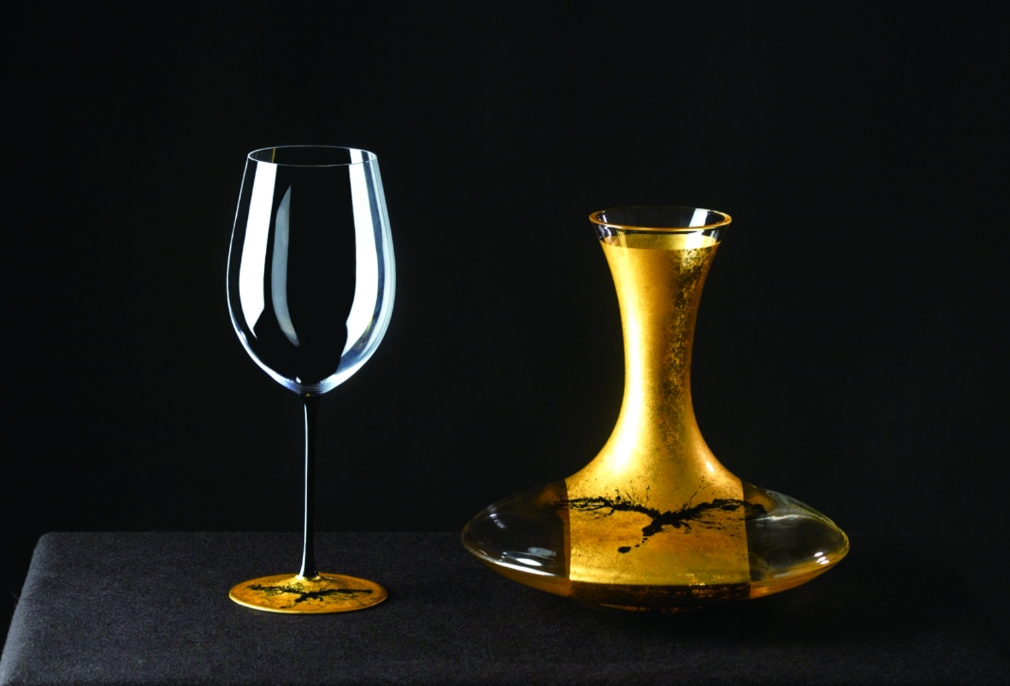 ヒューエットがデザインしたワイングラスとデカンタ